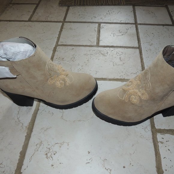 Muk Luks | Boots w/detail NWT Size 7 - Picture 2 of 5